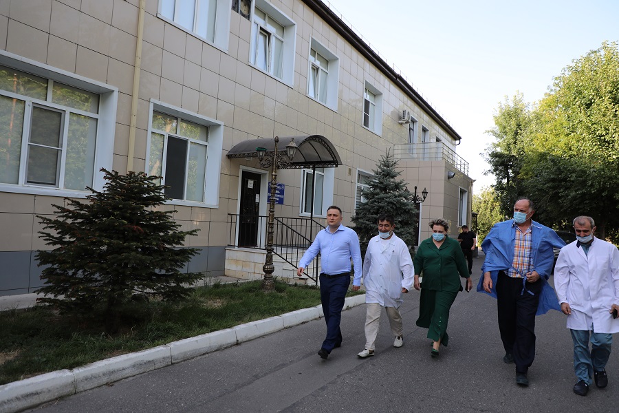 Абдулмуслим Абдулмуслимов навестил пострадавших в ДТП в Ногайском районе