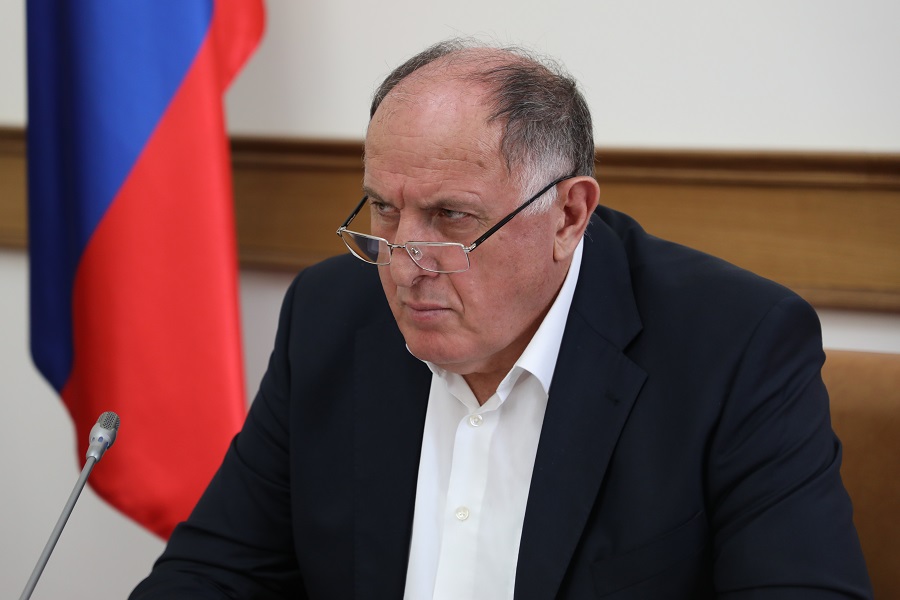 Абдулмуслим Абдулмуслимов поручил разработать поэтапную программу перехода с системы аутсорсинга при организации лечебного питания в больницах