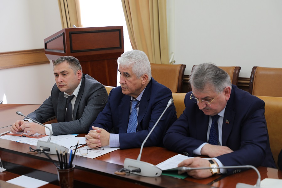 Абдулмуслим Абдулмуслимов поручил разработать поэтапную программу перехода с системы аутсорсинга при организации лечебного питания в больницах