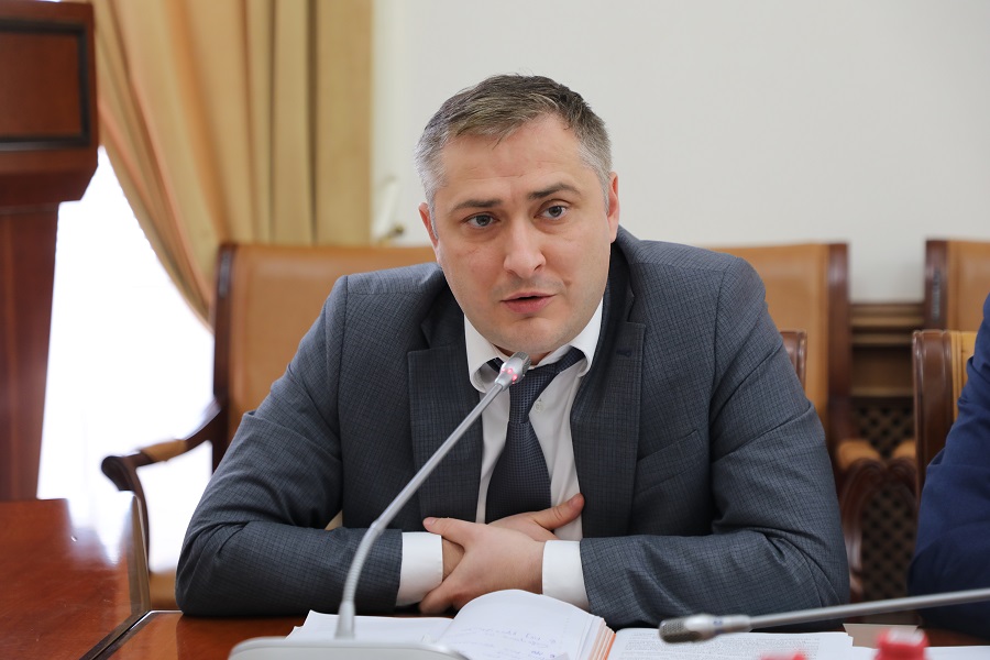 Абдулмуслим Абдулмуслимов поручил разработать поэтапную программу перехода с системы аутсорсинга при организации лечебного питания в больницах