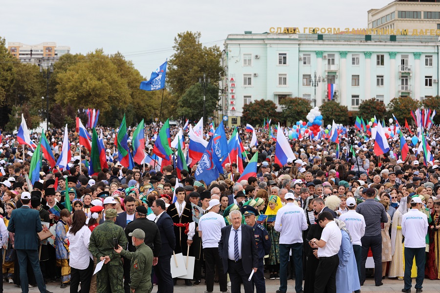 Более 30 тыс. человек приняли участие в акции-концерте в поддержку курса Президента РФ  в Махачкале