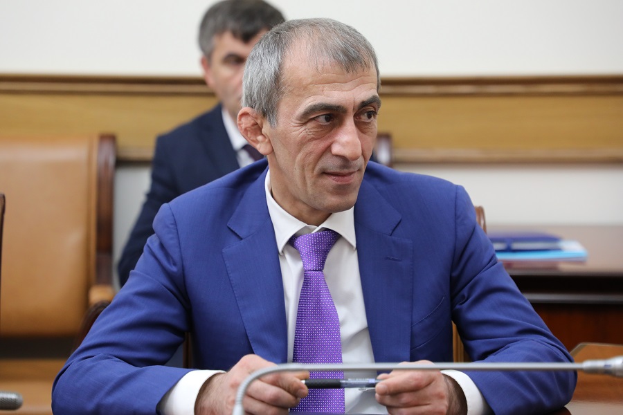 Абдулмуслим Абдулмуслимов: Рабочие места в сельских школах нужно сохранять