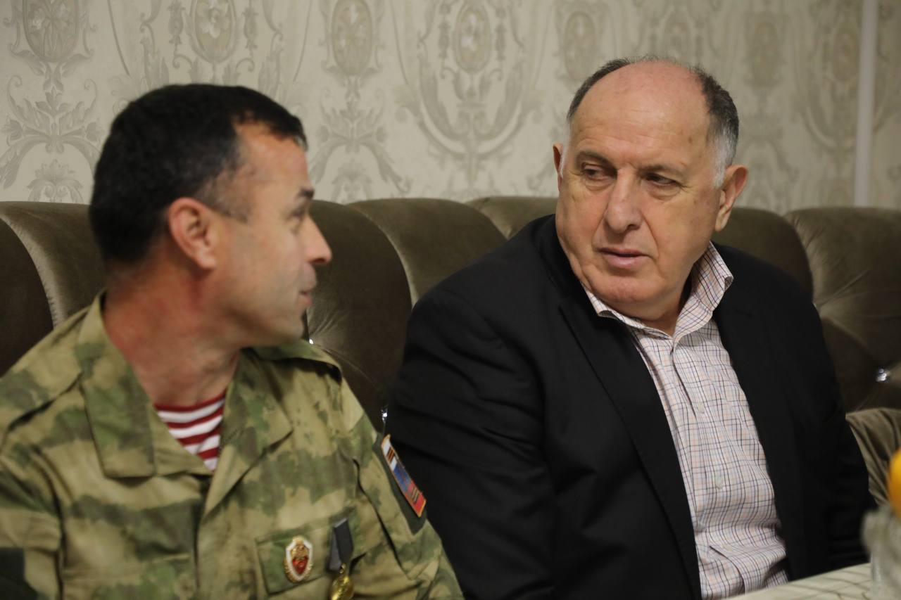 Абдулмуслим Абдулмуслимов посетил семью участников СВО, проживающих в селе Хучни