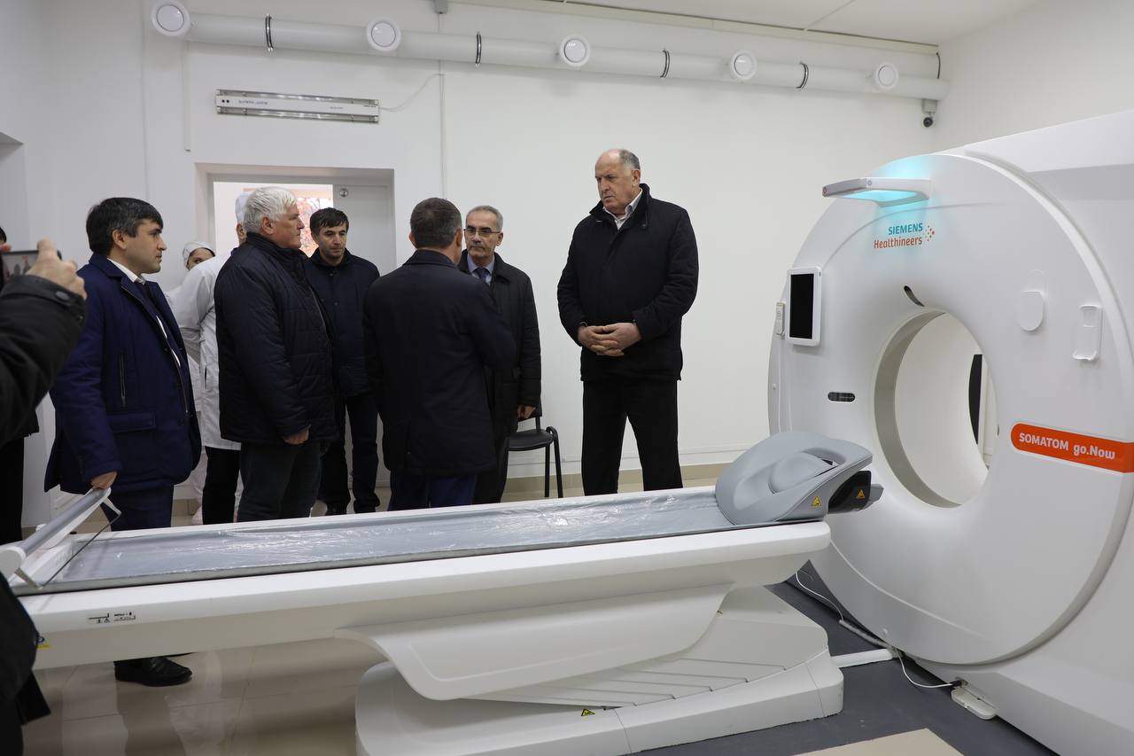 Абдулмуслим Абдулмуслимов посетил Центральную районную больницу и поликлинику в селе Хучни