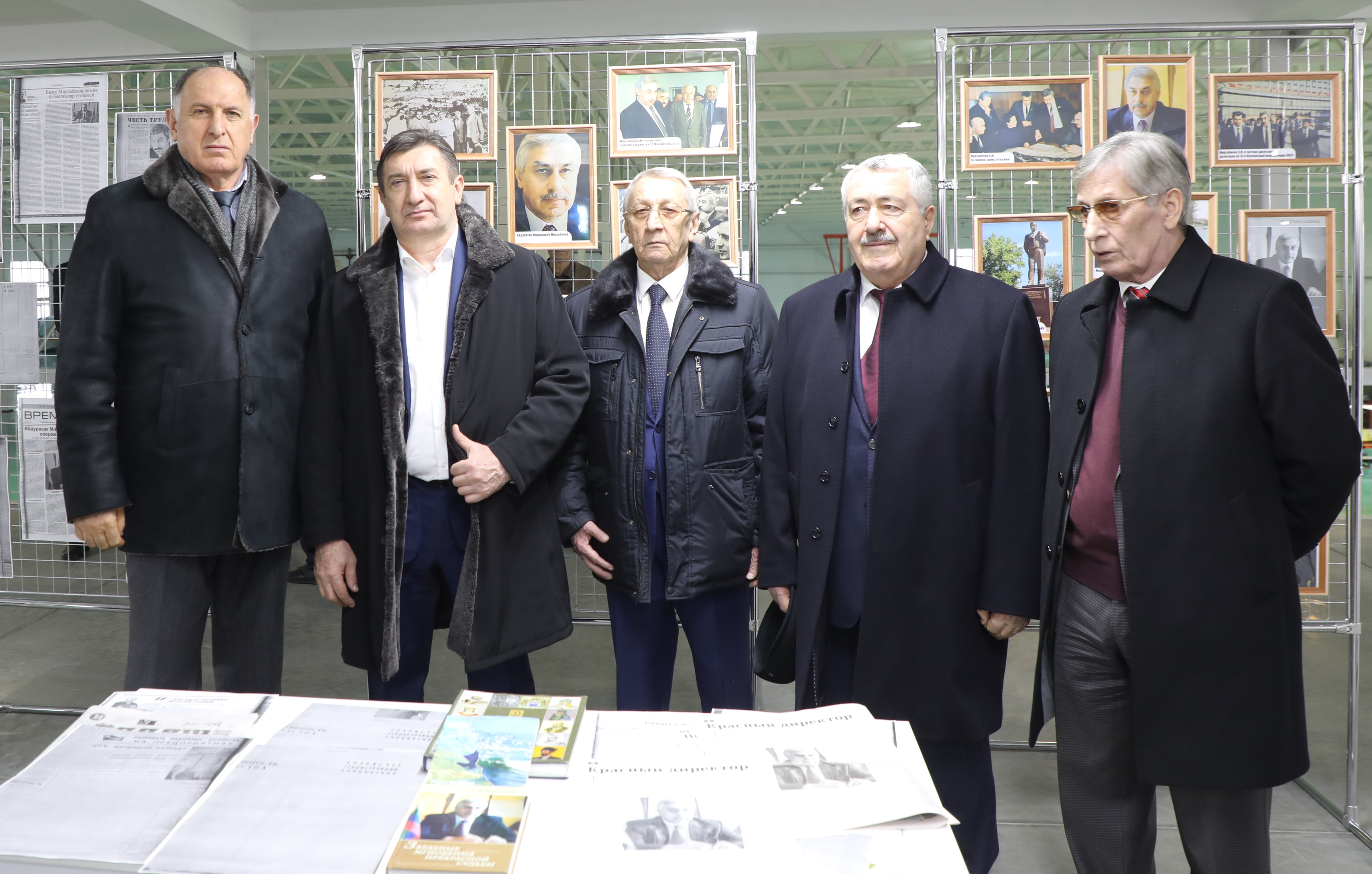Абдулмуслиму Абдулмуслимову презентовали первый квадрокоптер, выпущенный на базе АО «КЭМЗ» в 2023 году