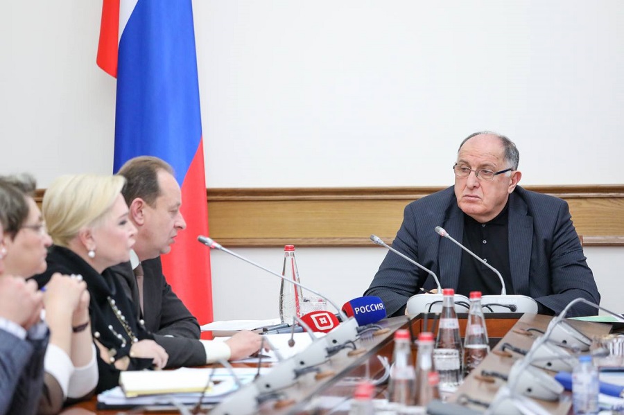 Абдулмуслим Абдулмуслимов поручил разработать госпрограмму развития родных языков Дагестана