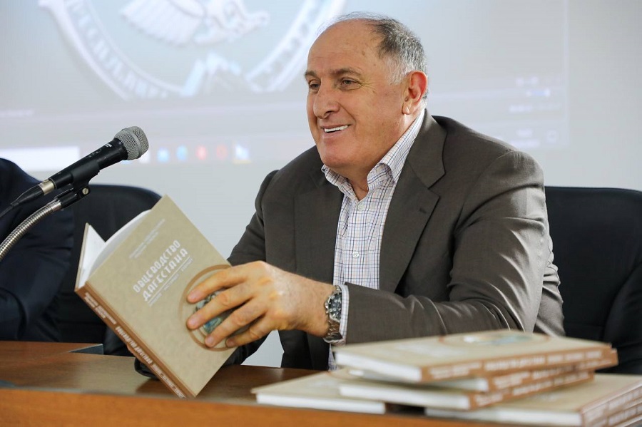 Председатель Правительства Дагестана презентовал собственную книгу