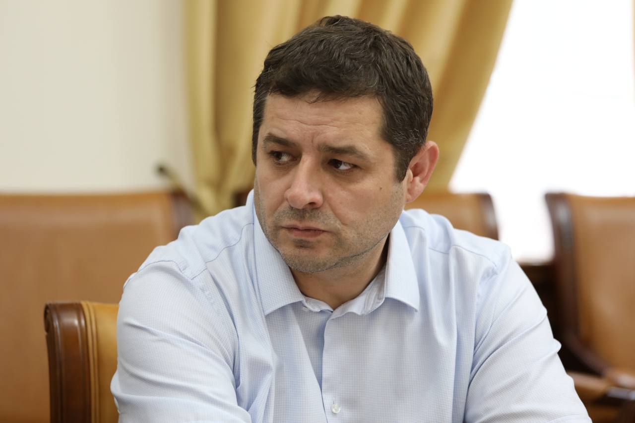 Дорогу к суточной стоянке общественного транспорта построят в аэропорту Махачкалы в 2024 году