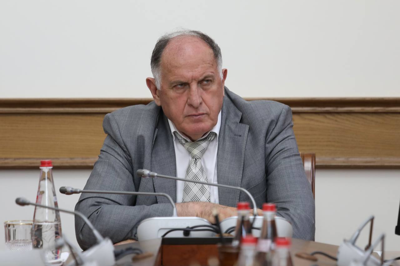 Дорогу к суточной стоянке общественного транспорта построят в аэропорту Махачкалы в 2024 году