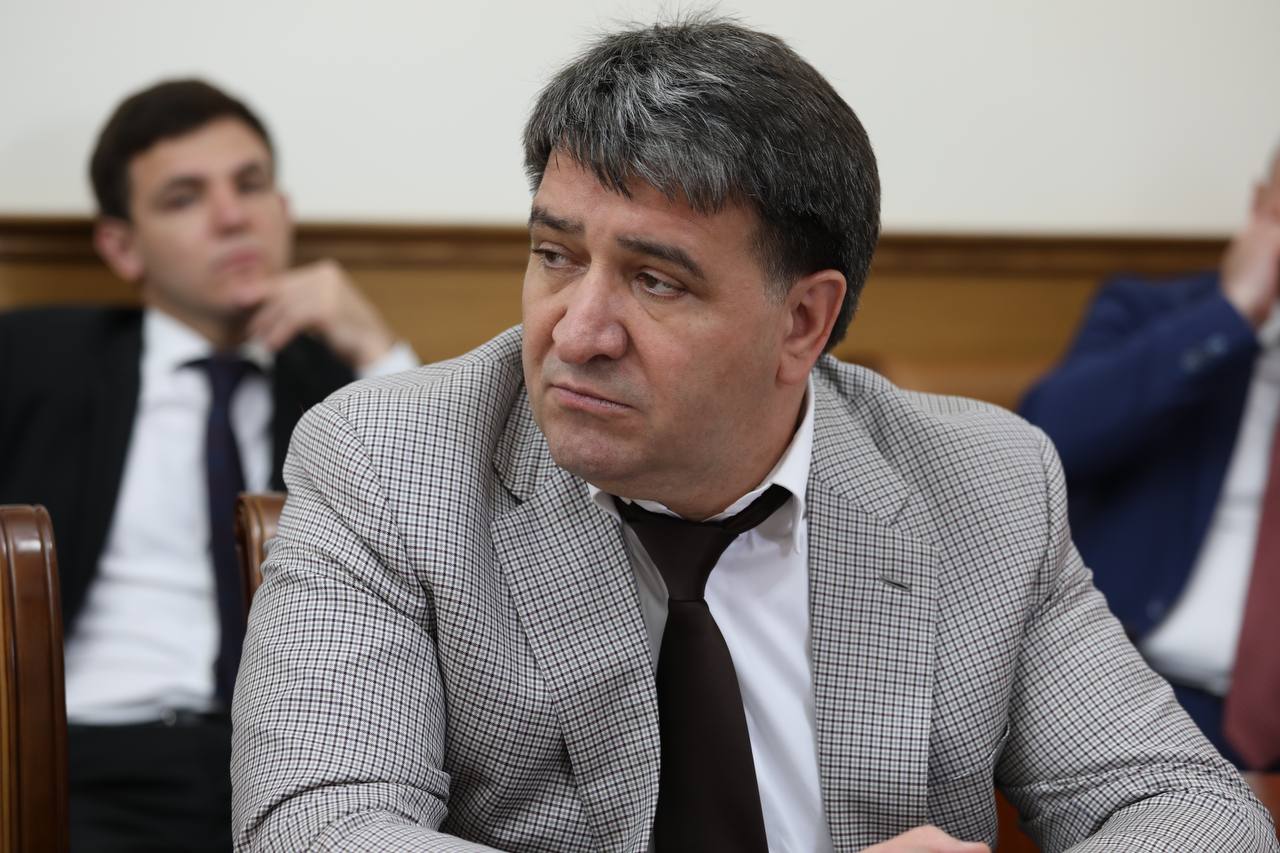 Дорогу к суточной стоянке общественного транспорта построят в аэропорту Махачкалы в 2024 году