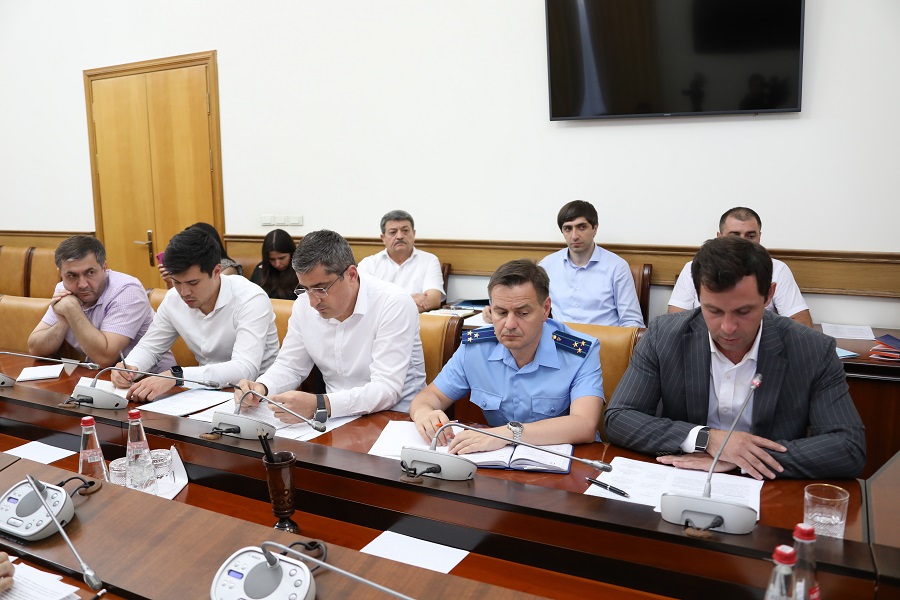 Абдулмуслим Абдулмуслимов поручил выработать действенные меры по борьбе с незаконным строительством