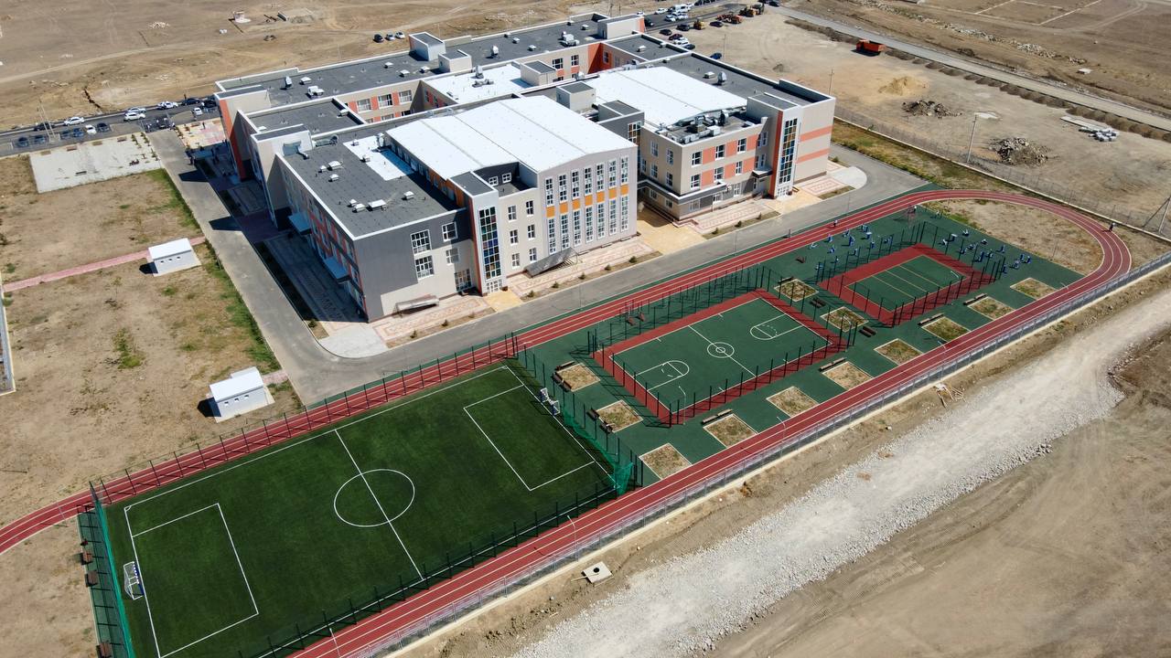 Более 900 школьников переступили порог новой школы в поселке Семендер