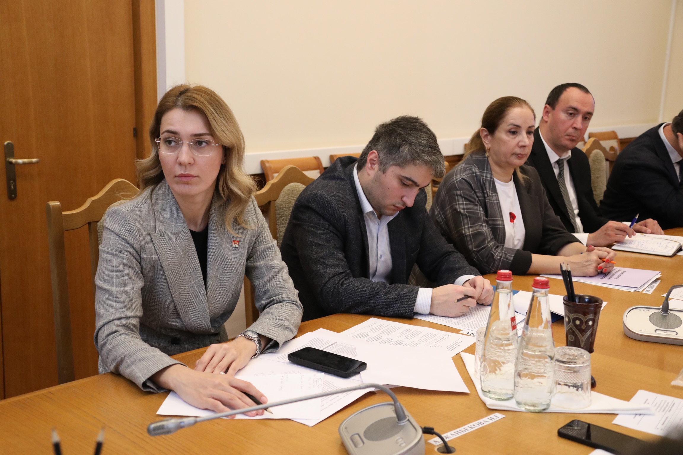 Реализацию программ в сфере здравоохранения обсудили в Правительстве Дагестана