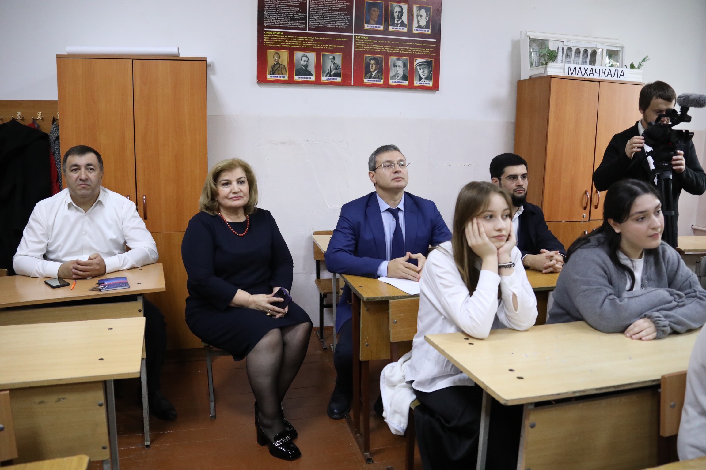 Манвел Мажонц в рамках проекта «Разговоры о важном» провел открытый урок со школьниками