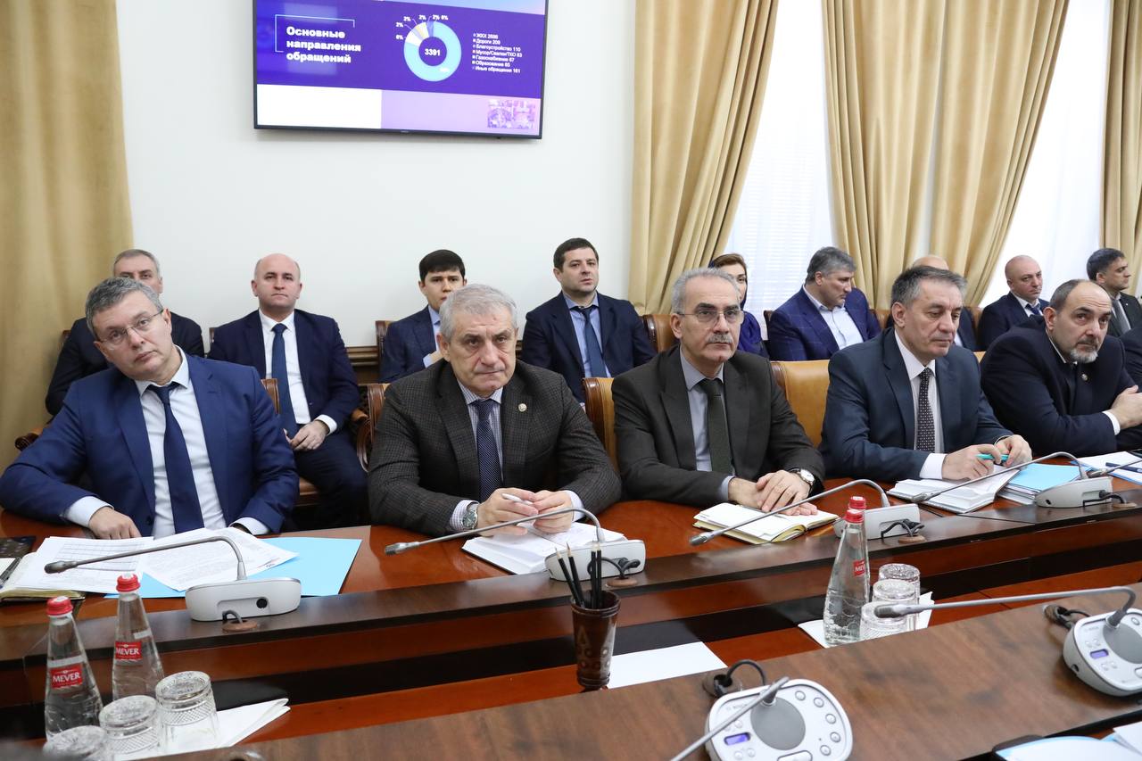 Абдулмуслим Абдулмуслимов провёл еженедельное заседание Оперативного штаба