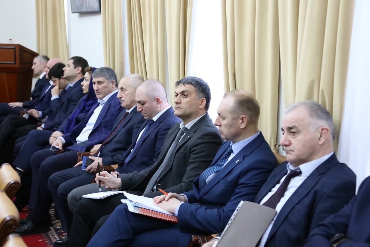 Абдулмуслим Абдулмуслимов провёл еженедельное заседание Оперативного штаба