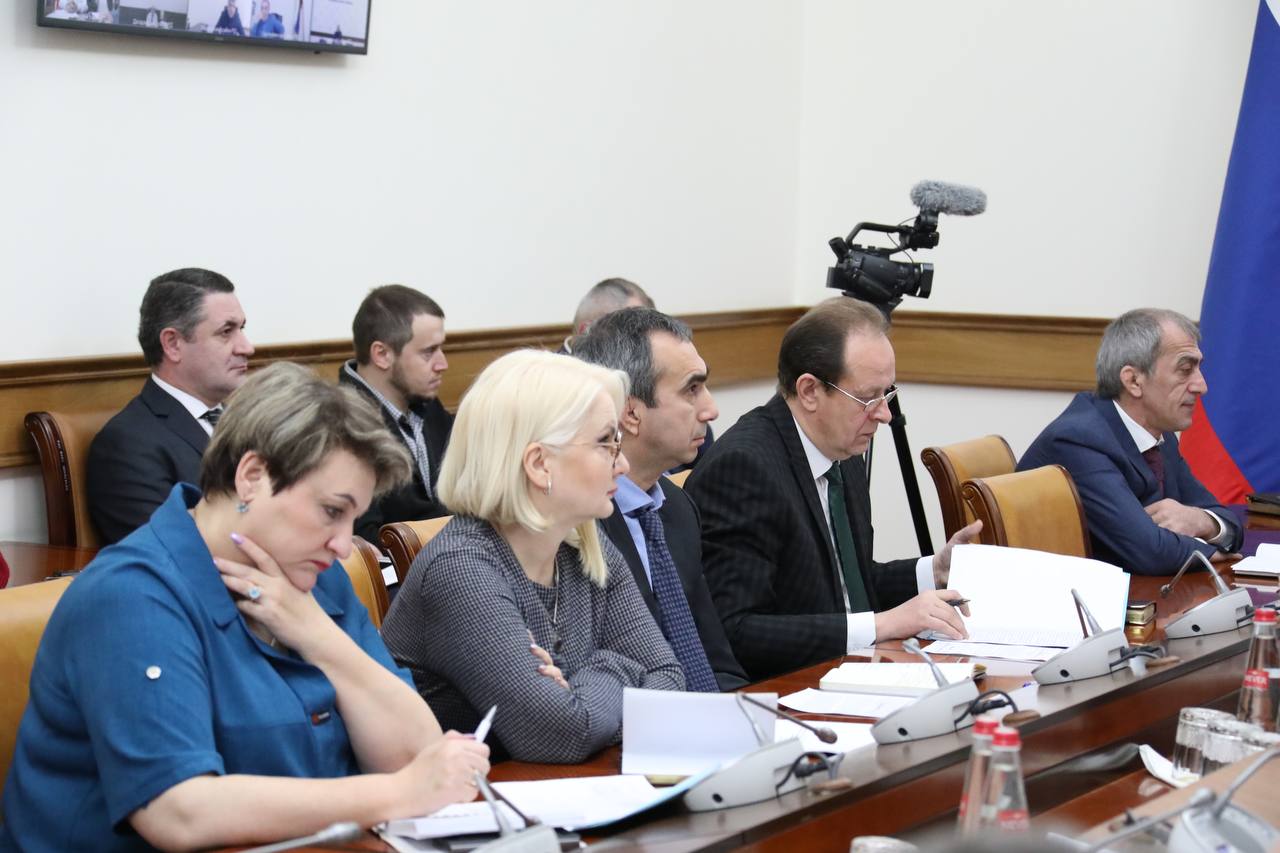Абдулмуслим Абдулмуслимов провёл еженедельное заседание Оперативного штаба