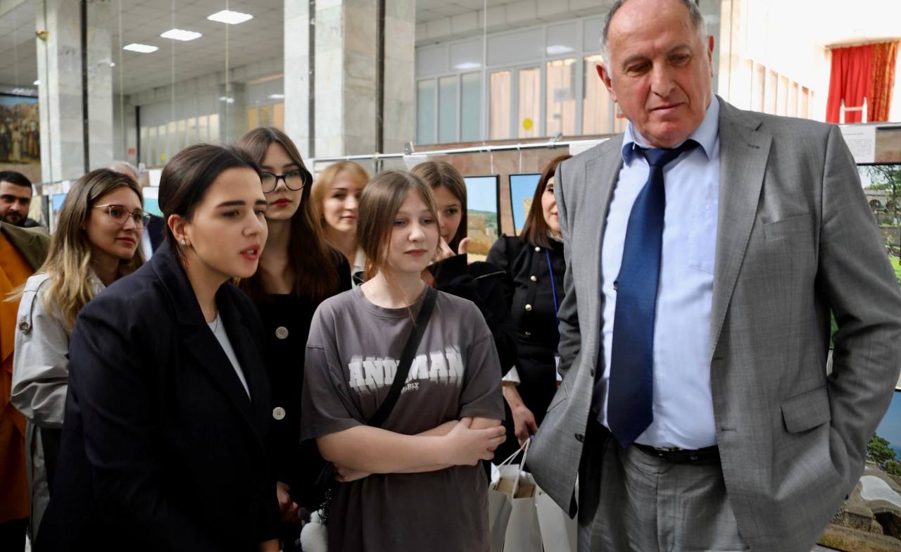 В Дагестане провели аукцион рисунков детей, прибывших из Белгородской области
