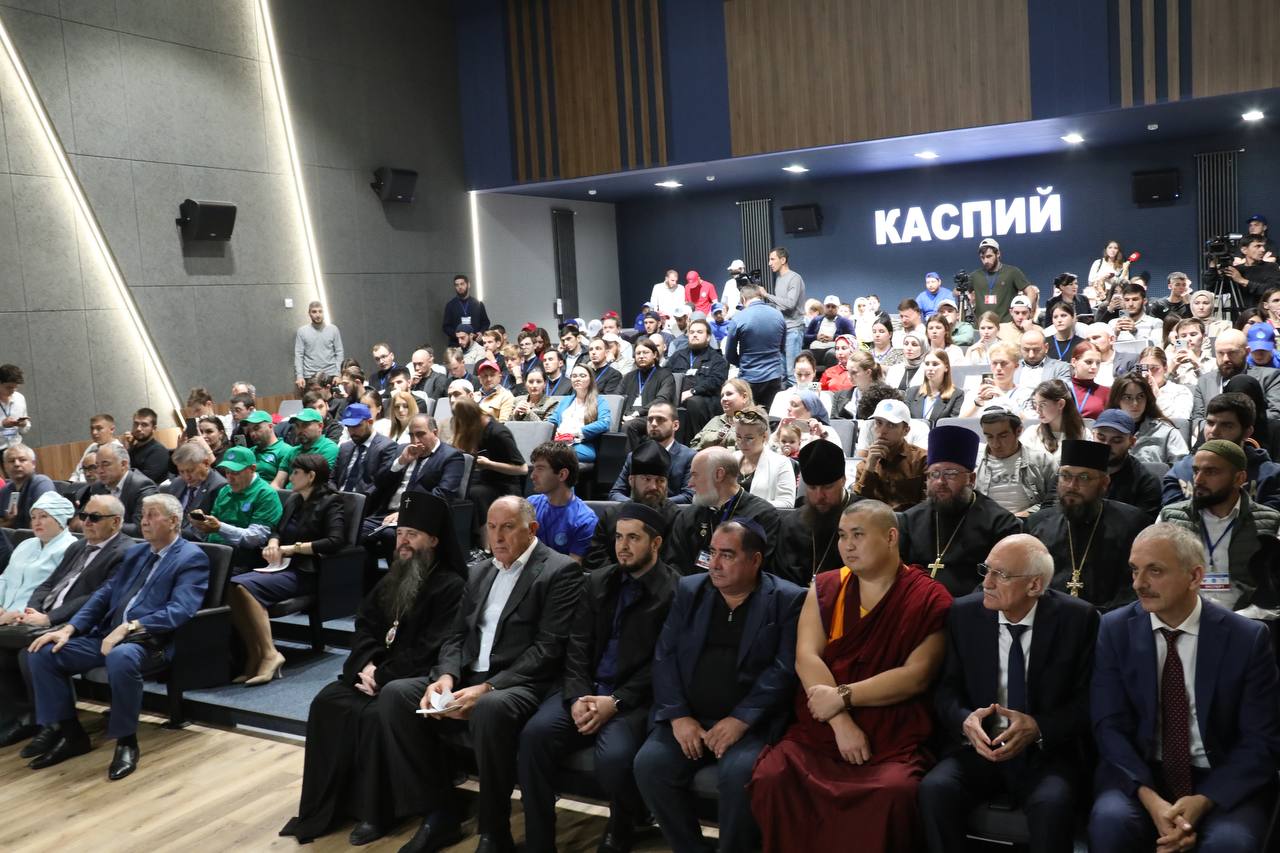 Абдулмуслим Абдулмуслимов дал старт XI Международному межрелигиозному молодежному форуму в Дагестане