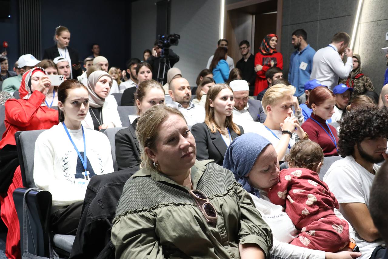 Абдулмуслим Абдулмуслимов дал старт XI Международному межрелигиозному молодежному форуму в Дагестане
