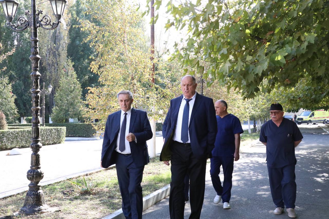 Абдулмуслим Абдулмуслимов навестил в ожоговом центре пострадавших при пожаре сотрудников МЧС