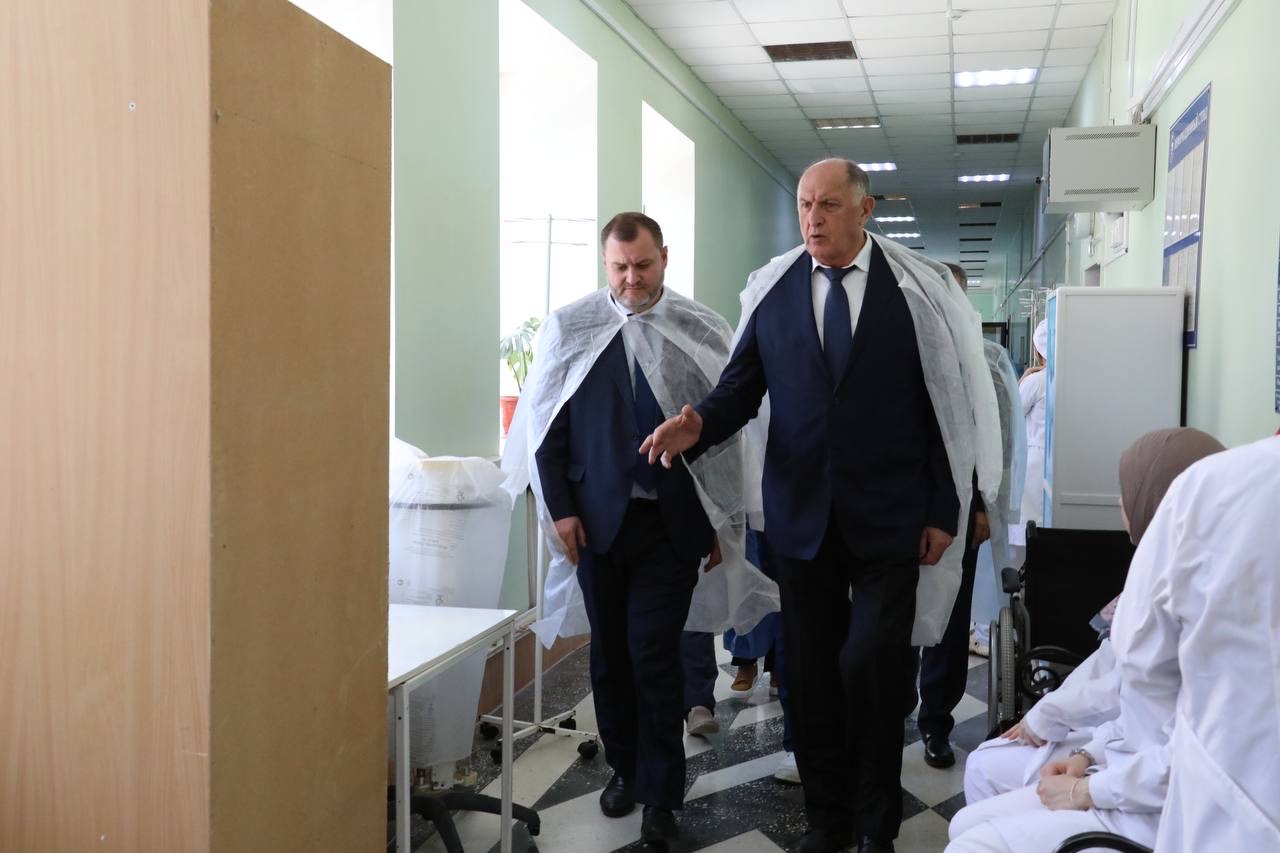 Абдулмуслим Абдулмуслимов навестил в ожоговом центре пострадавших при пожаре сотрудников МЧС