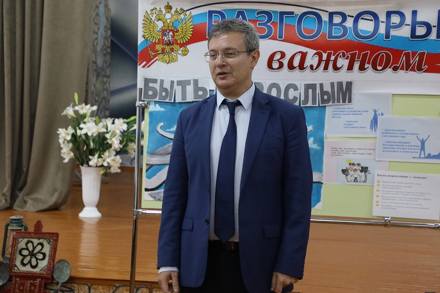 Манвел Мажонц провел урок «Разговоры о важном» для учеников махачкалинской гимназии № 7