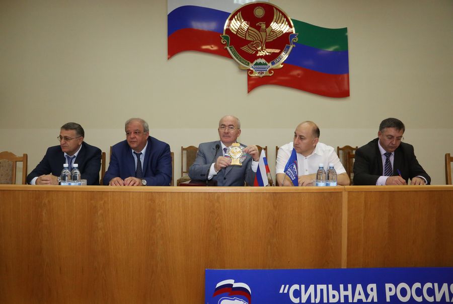 А.Карибов вручил мэру Избербаша переходящий Знак и грант Президента Дагестана