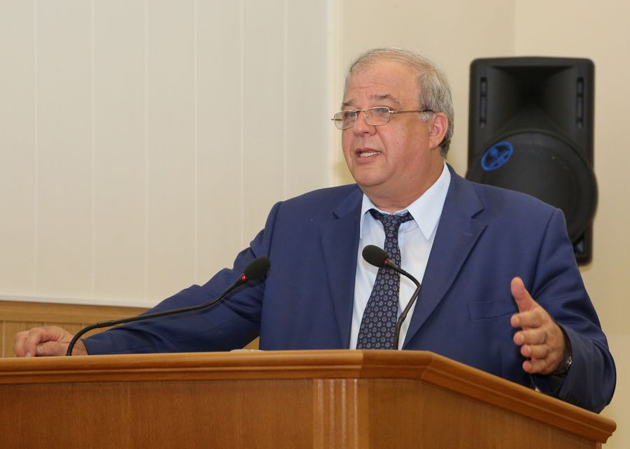 А.Карибов вручил мэру Избербаша переходящий Знак и грант Президента Дагестана