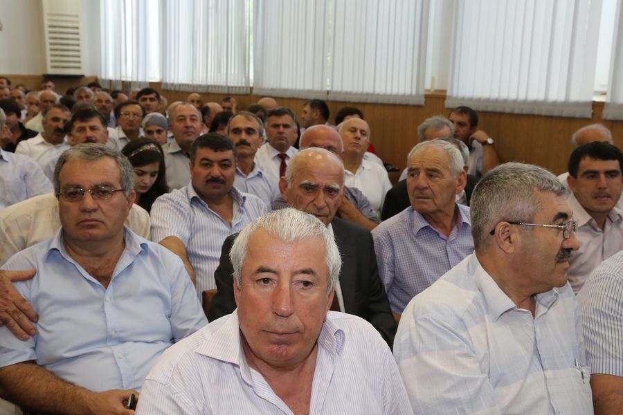 А.Карибов вручил мэру Избербаша переходящий Знак и грант Президента Дагестана