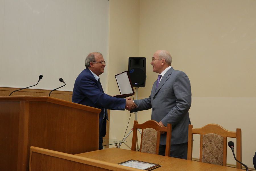 А.Карибов вручил мэру Избербаша переходящий Знак и грант Президента Дагестана