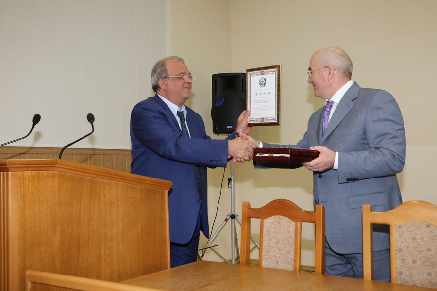 А.Карибов вручил мэру Избербаша переходящий Знак и грант Президента Дагестана