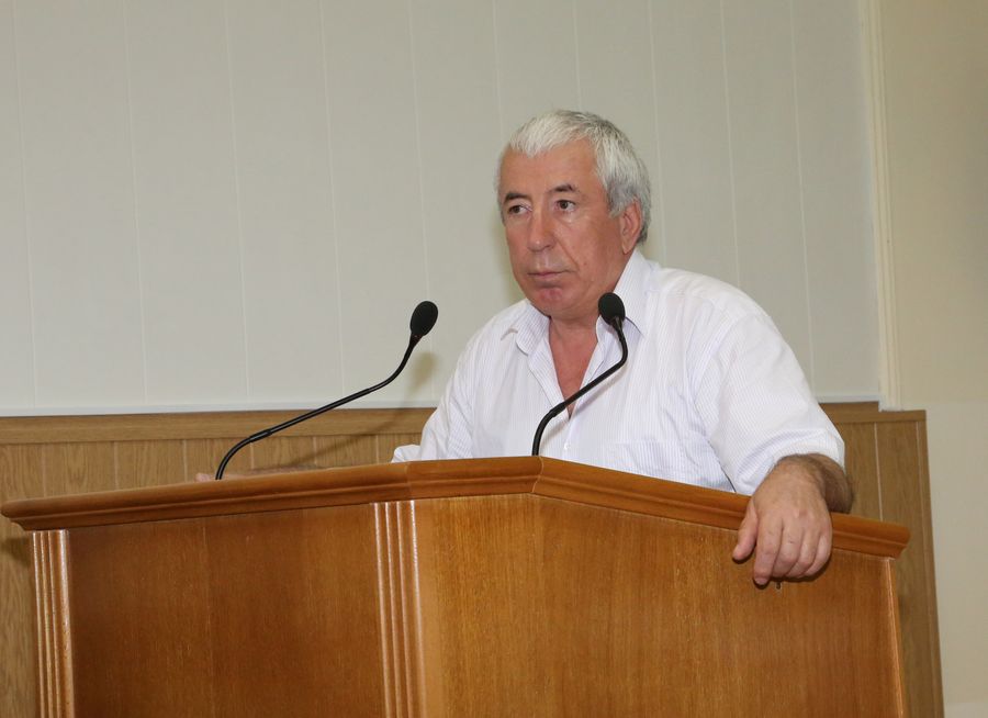 А.Карибов вручил мэру Избербаша переходящий Знак и грант Президента Дагестана