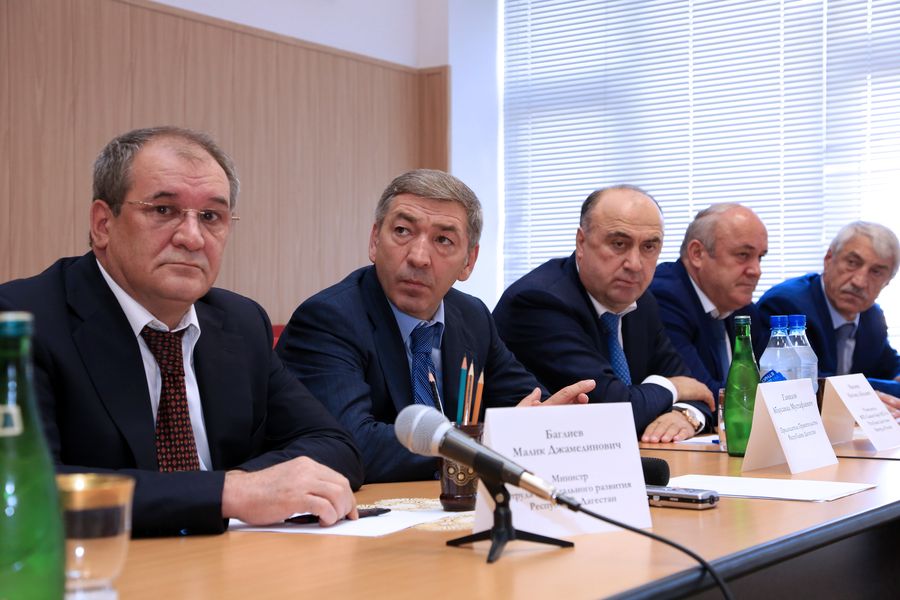А.Гамидов представил нового руководителя главного бюро МСЭ по РД