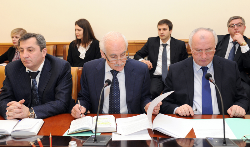 Под руководством А.Гамидова прошло совещание с участием членов Правительства республики