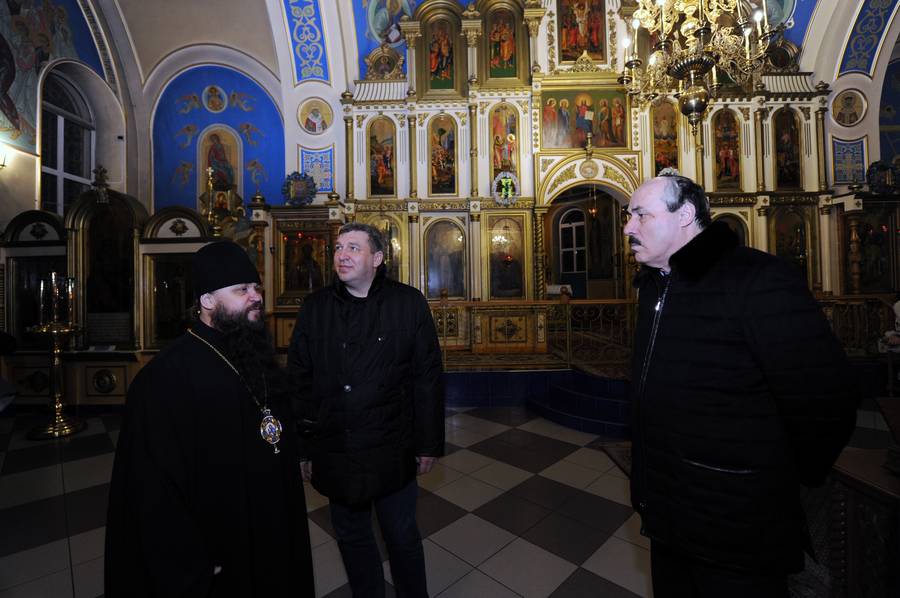 Р.Абдулатипов и И.Слюняев посетили Каспийский завод листового стекла