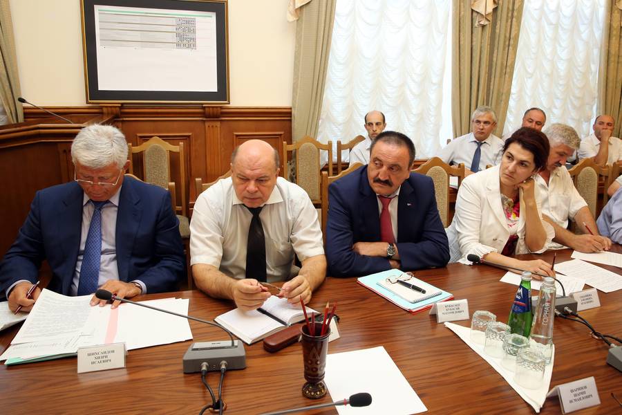 Рамазан Абдулатипов: «Надо повысить роль АПК в жизнеобеспечении республики»