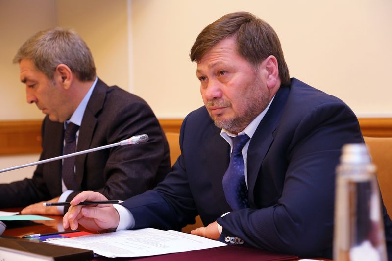 Одес Байсултанов и Абдусамад Гамидов обсудили меры, направленные на улучшение социально-экономического положения республики