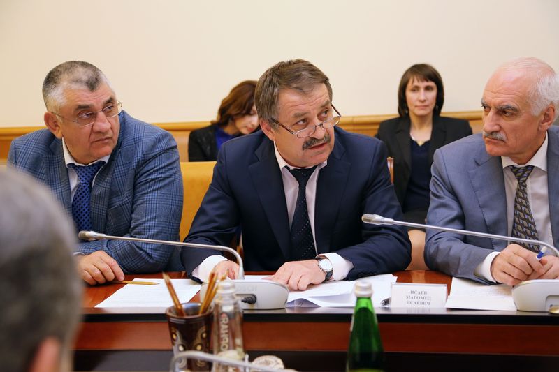 Одес Байсултанов и Абдусамад Гамидов обсудили меры, направленные на улучшение социально-экономического положения республики