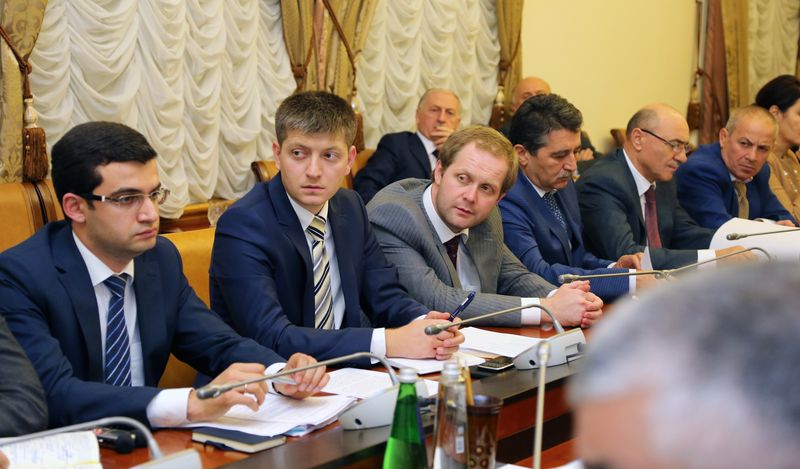 Одес Байсултанов и Абдусамад Гамидов обсудили меры, направленные на улучшение социально-экономического положения республики