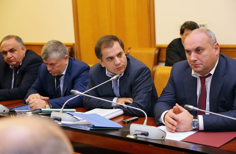 Одес Байсултанов и Абдусамад Гамидов обсудили меры, направленные на улучшение социально-экономического положения республики