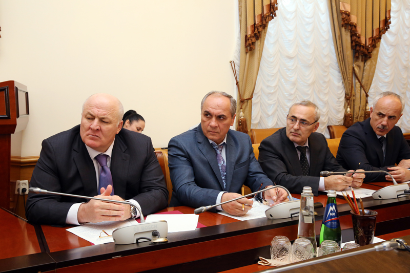 А.Гамидов потребовал от руководителей районов и городов активизировать работу по реализации Указов Президента России