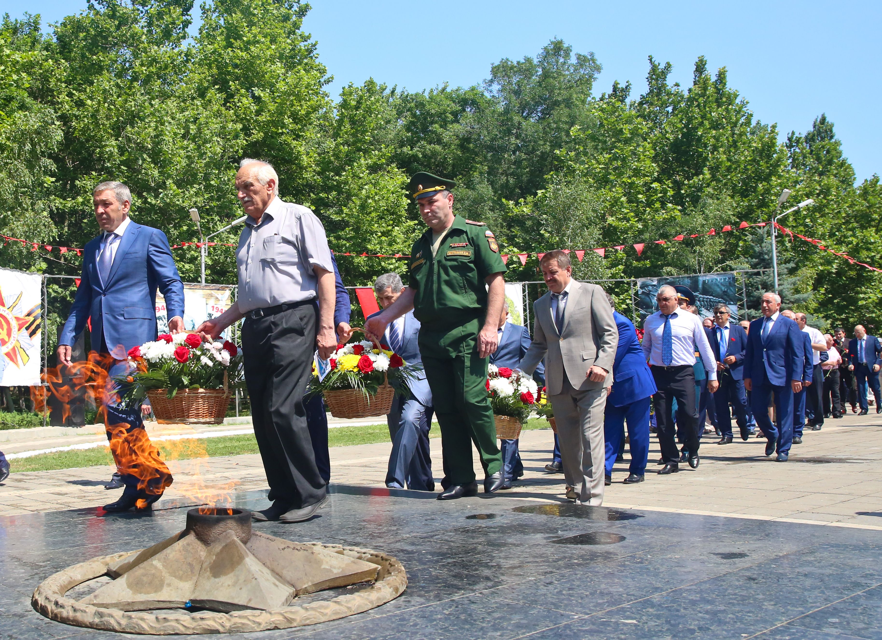 Мемориальные мероприятия в День памяти и скорби прошли в Махачкале с участием премьер-министра Дагестана Абдусамада Гамидова