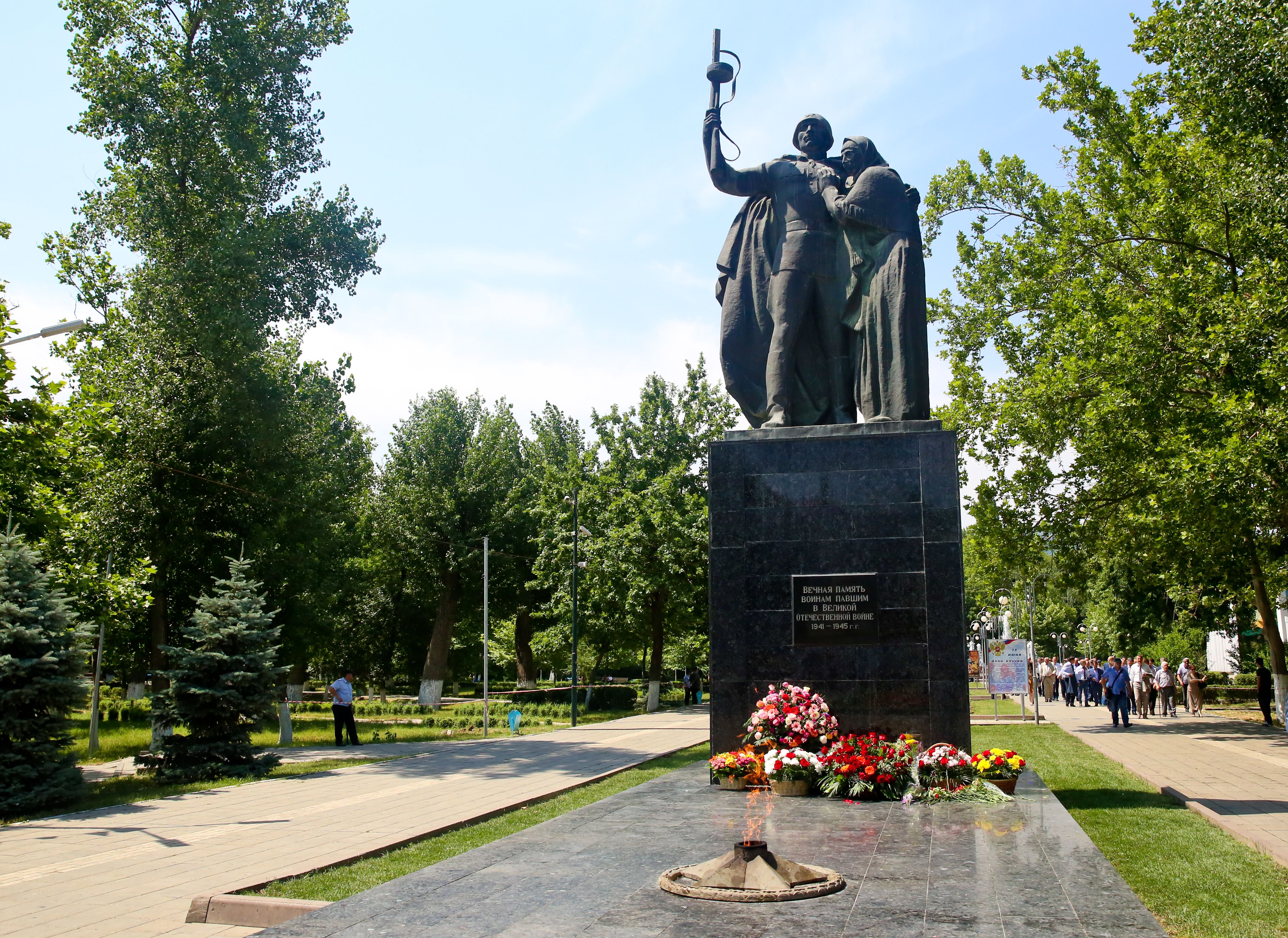 Мемориальные мероприятия в День памяти и скорби прошли в Махачкале с участием премьер-министра Дагестана Абдусамада Гамидова