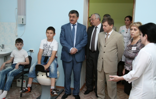 Председатель Правительства РД посетил Реабилитационный центр для детей и подростков с ограниченными возможностями