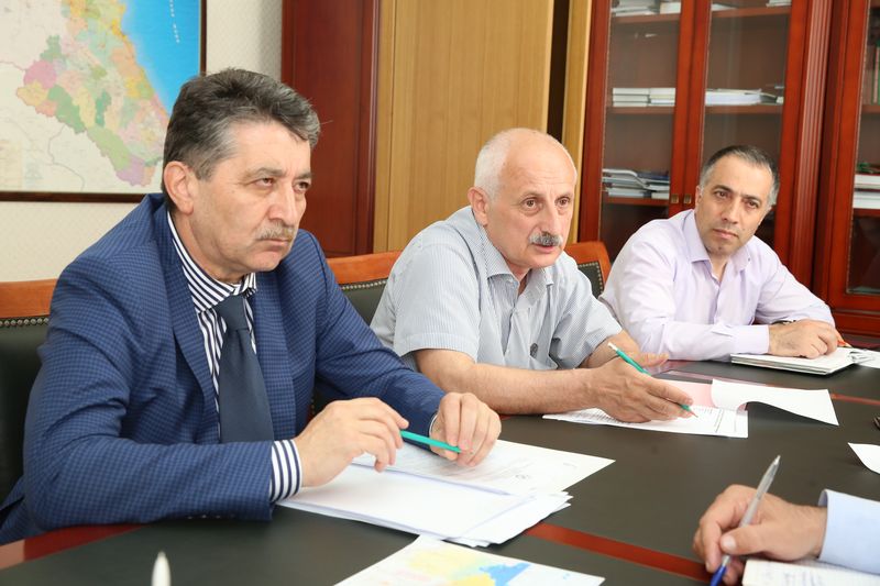В Правительстве Дагестана обсудили ход мероприятий по борьбе с саранчовыми вредителями