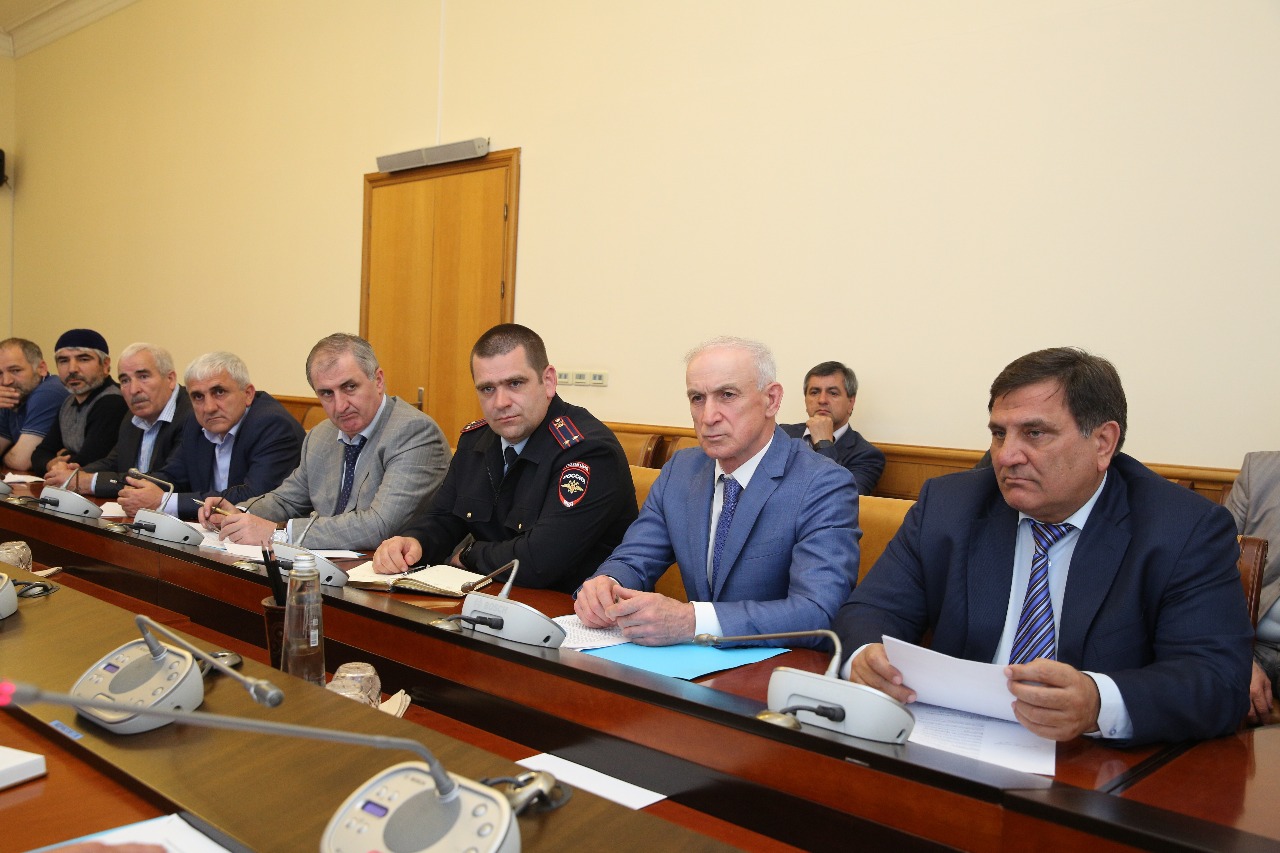 Под руководством Абдусамада Гамидова обсудили проблемные вопросы дальнобойщиков республики.