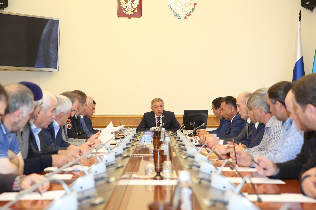 Под руководством Абдусамада Гамидова обсудили проблемные вопросы дальнобойщиков республики.