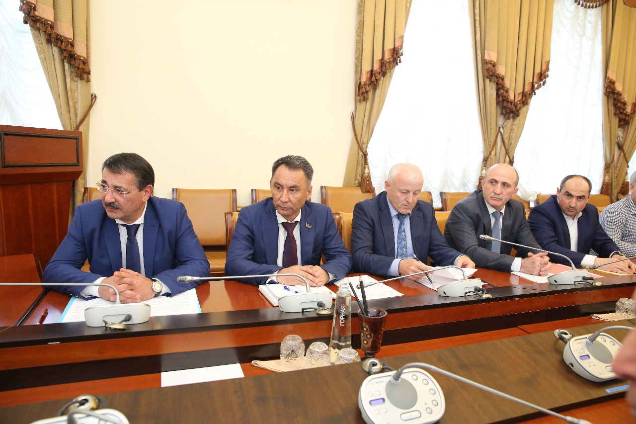 Под руководством Абдусамада Гамидова обсудили проблемные вопросы дальнобойщиков республики.