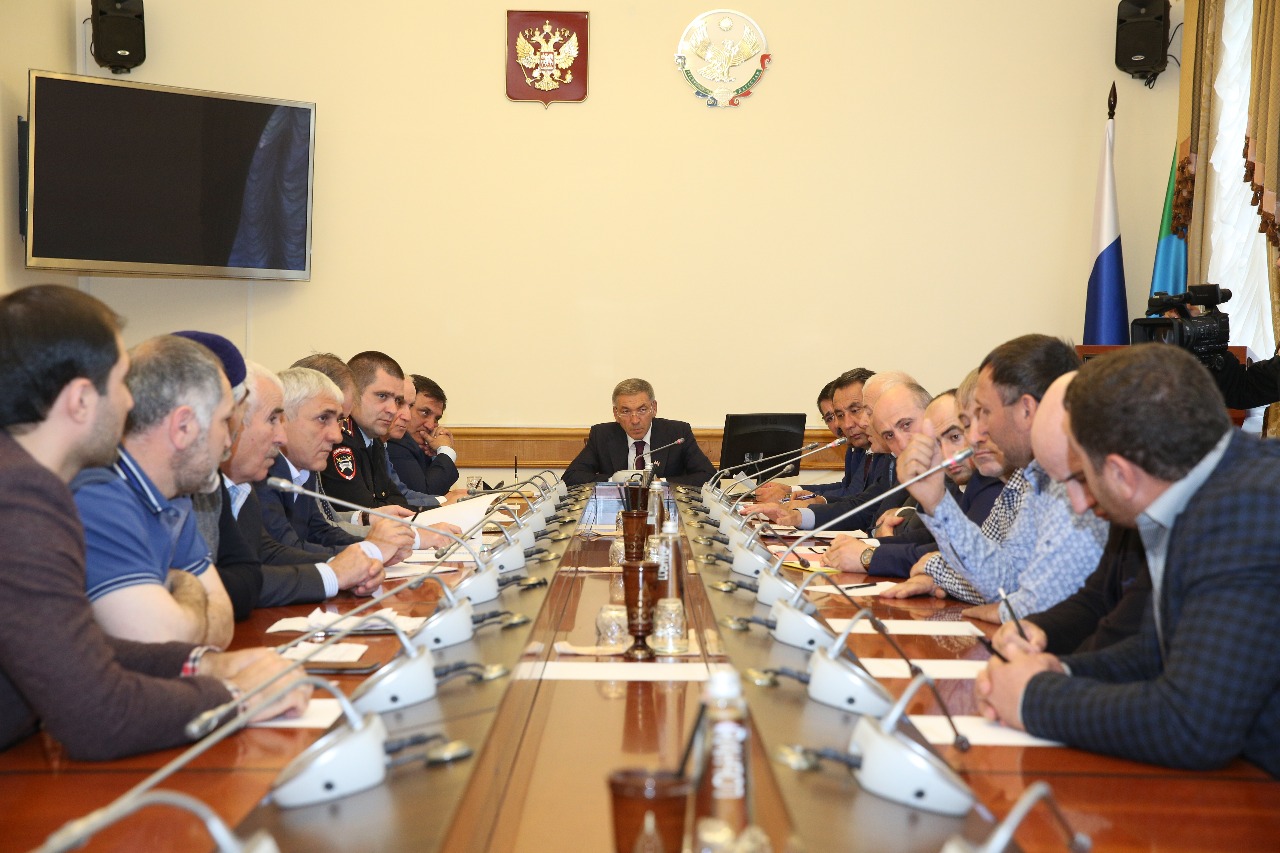 Под руководством Абдусамада Гамидова обсудили проблемные вопросы дальнобойщиков республики.
